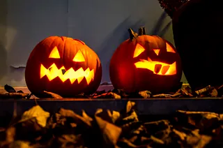 to halloweengræskar med lys i